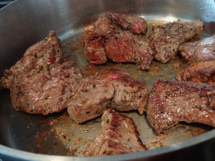 мясо в казане на зиму